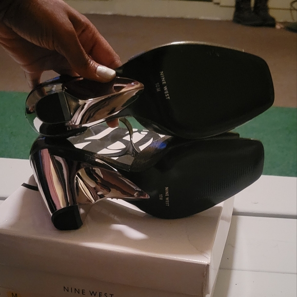 Black and Metallic Heel - Picture 5 of 5